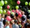 Foto:  Jonas Böttiger
Magnus är en av de lärare på Skapaskolan som får eleverna att längta till måndagar. Här är barnen på skolstarten där de skickar ballonger till skyn med önskningar om vad som ska hända på skolan framöver.