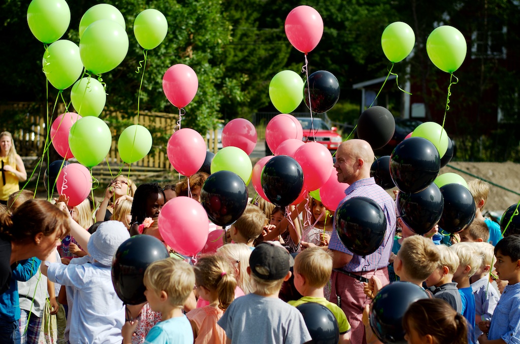 Foto:  Jonas Böttiger Magnus är en av de lärare på Skapaskolan som får eleverna att längta till måndagar. Här är barnen på skolstarten där de skickar ballonger till skyn med önskningar om vad som ska hända på skolan framöver.